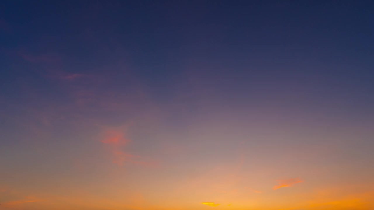 天空的云移动和日出在早晨4k延时。视频下载