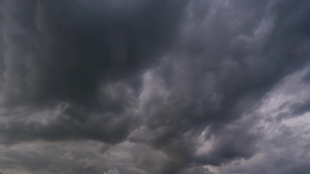 雨云和天空日落移动4K延时。视频下载