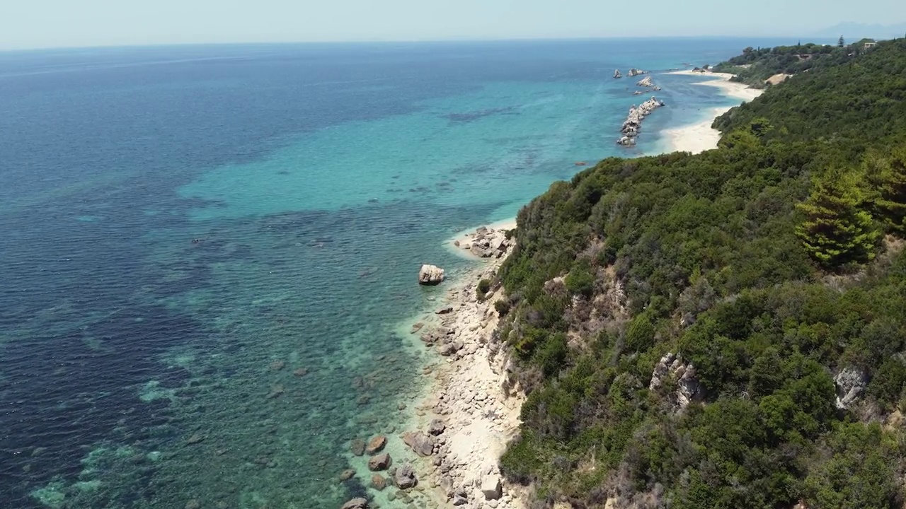 在希腊的爱奥尼亚海岸，海边有岩石的狂野海滩视频下载