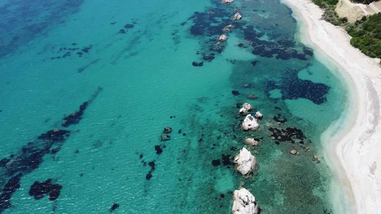 在希腊的爱奥尼亚海岸，海边有岩石的狂野海滩视频素材