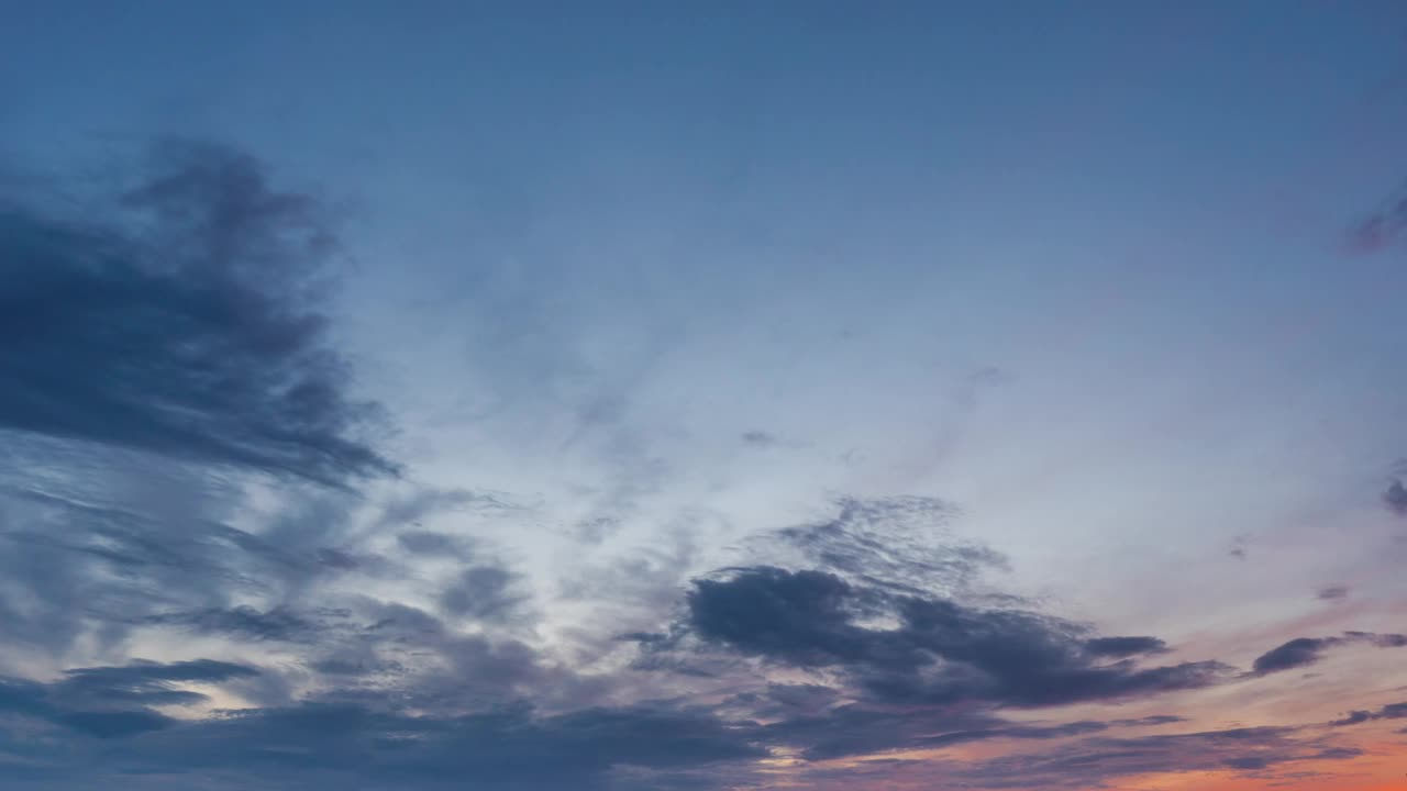 天空的云移动和日出在早晨4k延时。视频下载