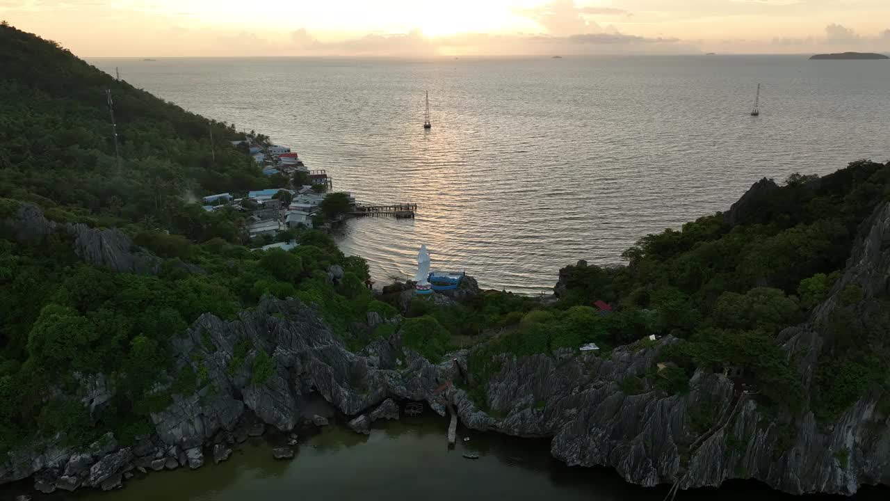 航拍的日出在一个美丽的石灰岩岛屿，Nghe岛，Kien Giang省视频素材