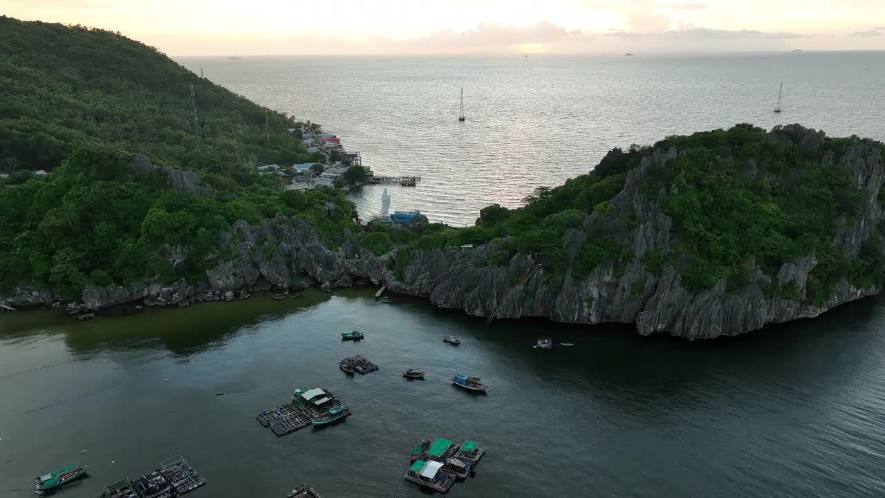 航拍的日出在一个美丽的石灰岩岛屿，Nghe岛，Kien Giang省视频素材