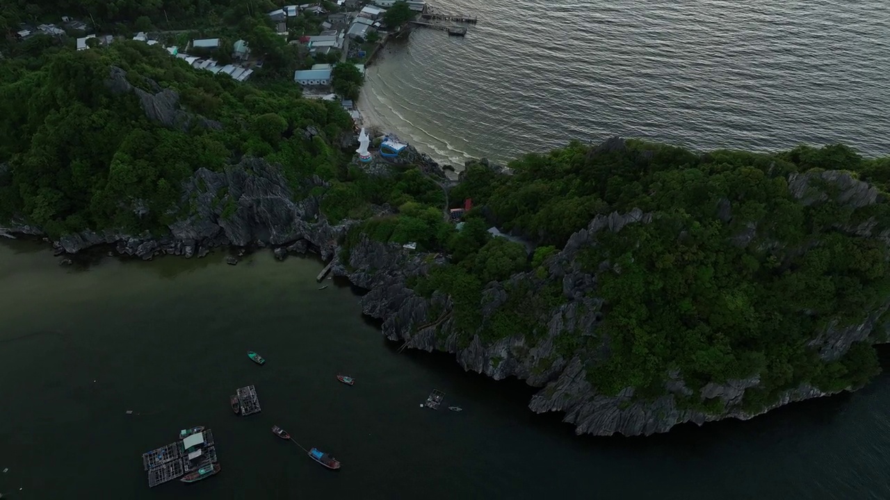 航拍的日出在一个美丽的石灰岩岛屿，Nghe岛，Kien Giang省视频素材