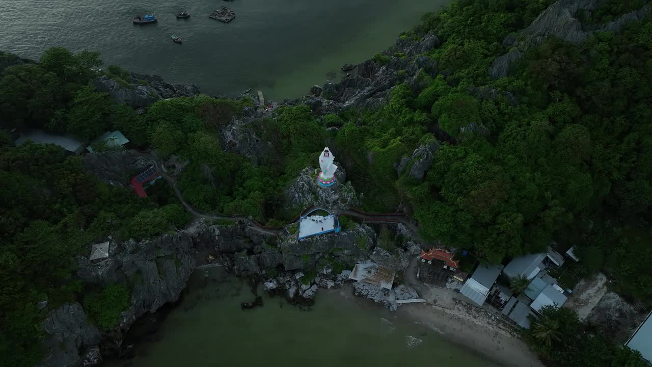 美丽的石灰岩岛屿的航拍视频，背景是养鱼村，江省Nghe岛视频素材