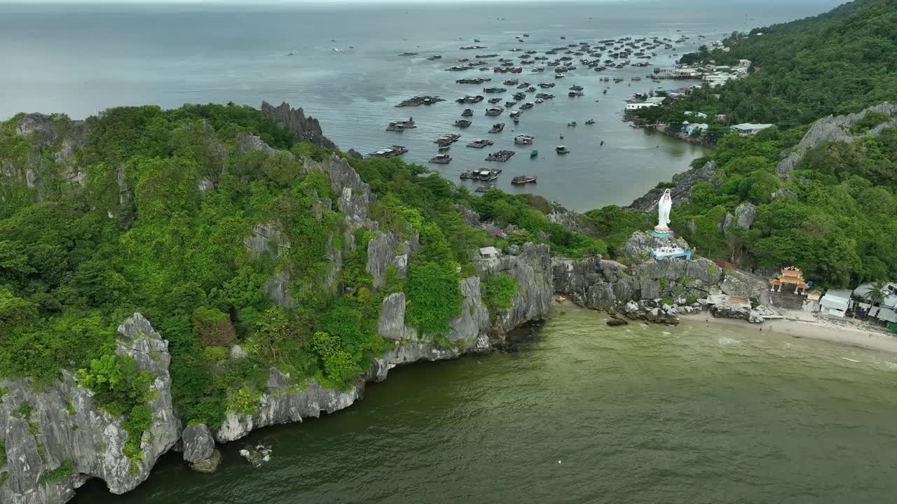 美丽的石灰岩岛屿的航拍视频，背景是养鱼村，江省Nghe岛视频素材