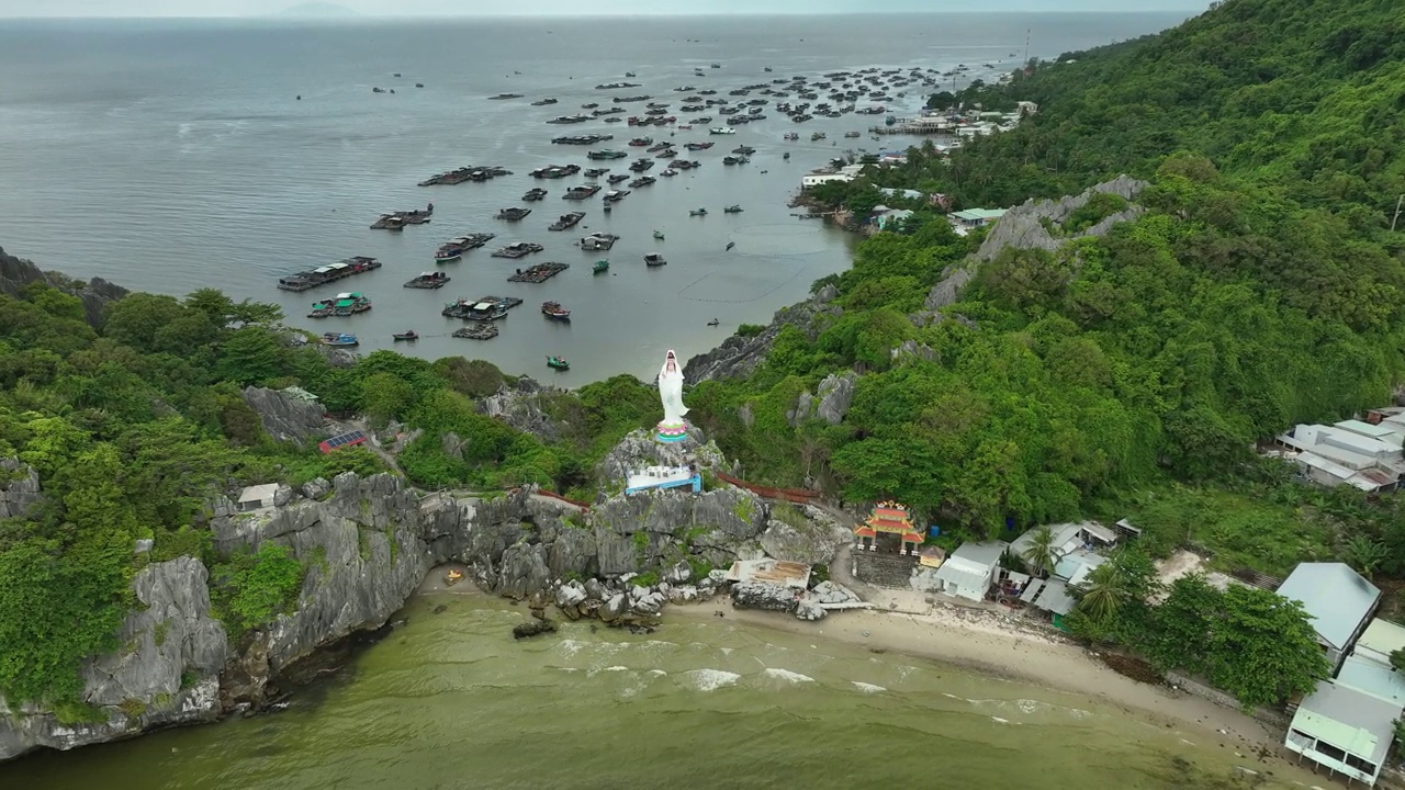 美丽的石灰岩岛屿的航拍视频，背景是养鱼村，江省Nghe岛视频素材