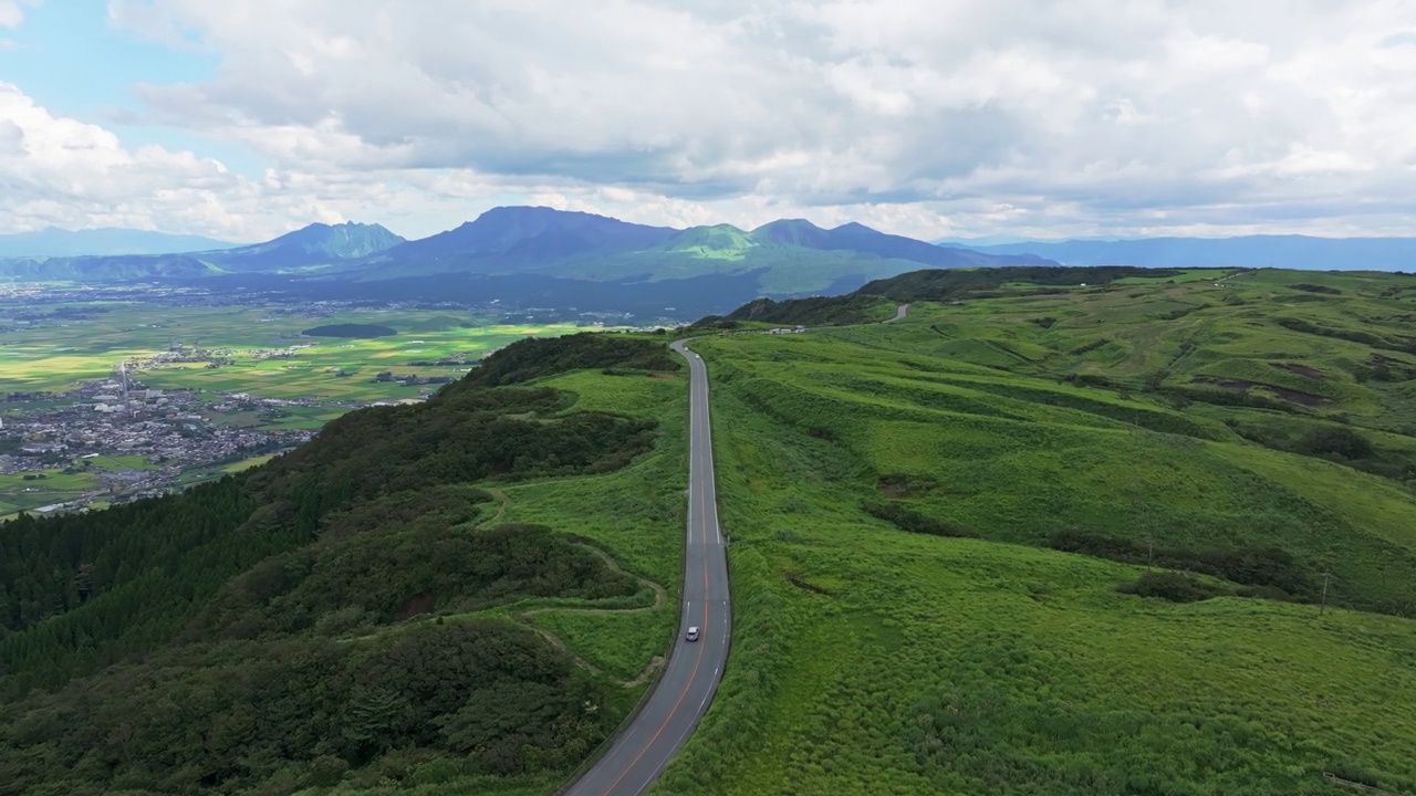 在日本熊本的麻生，麻生山的道路视频素材