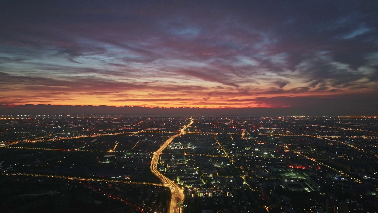 公路鸟瞰图在日出与红色的天空视频素材