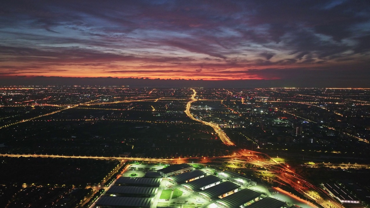 公路鸟瞰图在日出与红色的天空视频素材