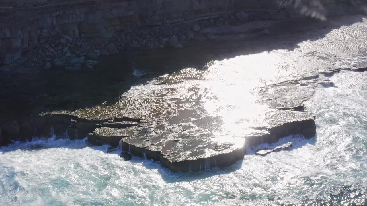 巨大的巨浪拍打着海岸上的岩石视频素材