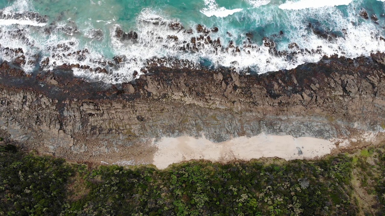 海浪冲击海岸线的航拍图像视频素材