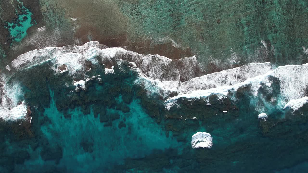 海浪冲击海岸线的航拍图像视频素材