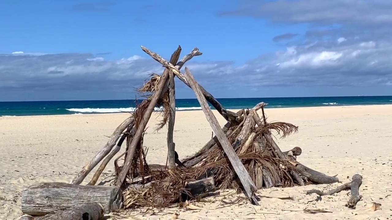沙丘附近的海滩小屋视频下载