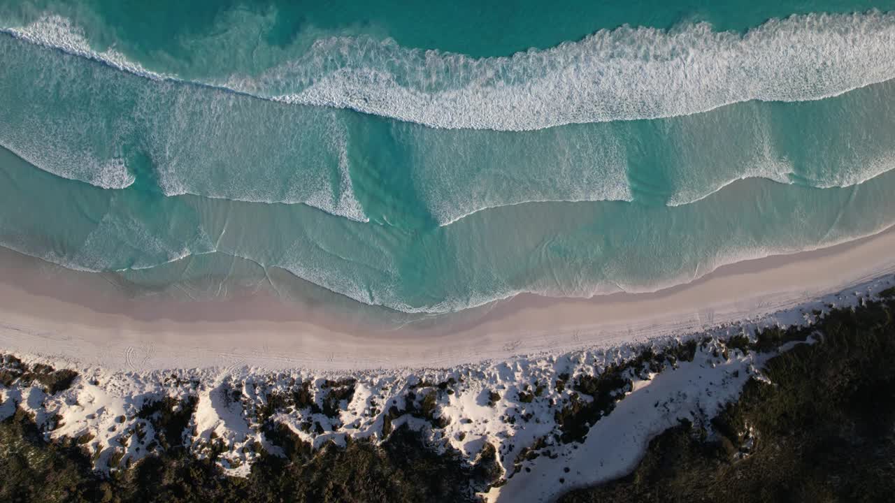 海浪拍打着海滩视频素材