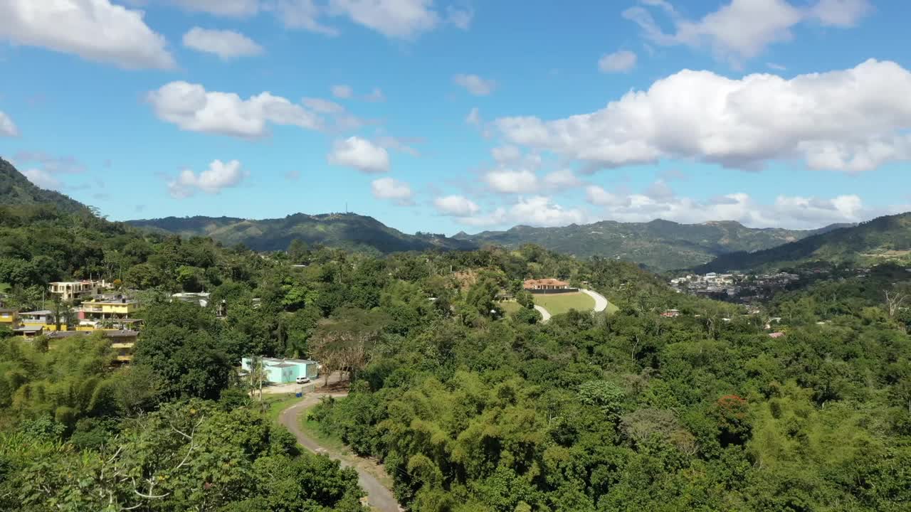 在波多黎各一个阳光明媚的日子里，无人机在山城科莫里奥上空拍摄的画面视频素材