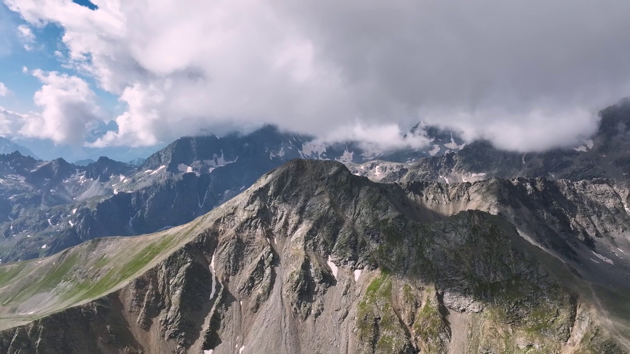 鸟瞰图。距离山顶有低云。视频背景视频素材