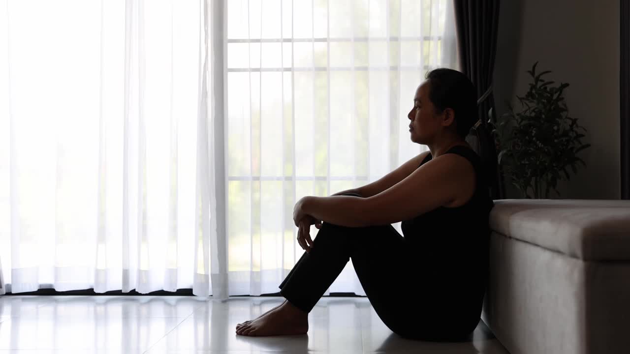 悲伤忧愁的年轻女子迷人的脸有心理问题感觉焦虑抑郁，沮丧沮丧的孤独女士思考悲伤与精神困扰的概念，近距离观察视频素材