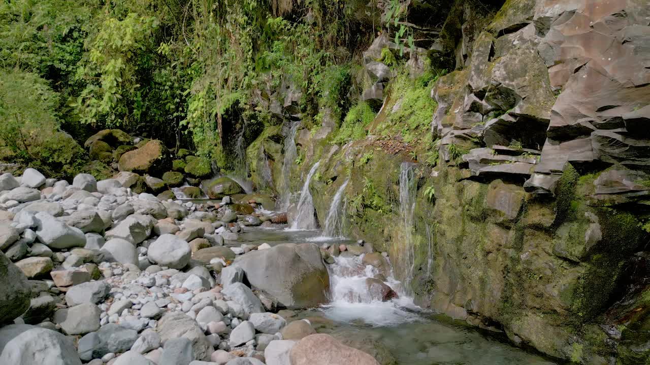 小瀑布在热带雨林，奇里基高地-股票视频视频素材