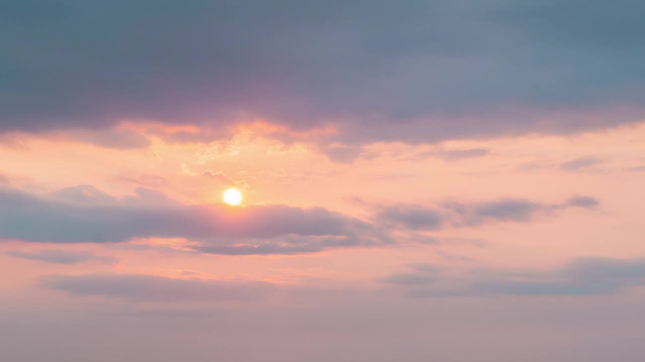 绚丽的日落或日出天空在农村的地平线上。粉红色的天空气氛与剪影树和山的背景。云景延时自然景观4k b-roll镜头视频素材