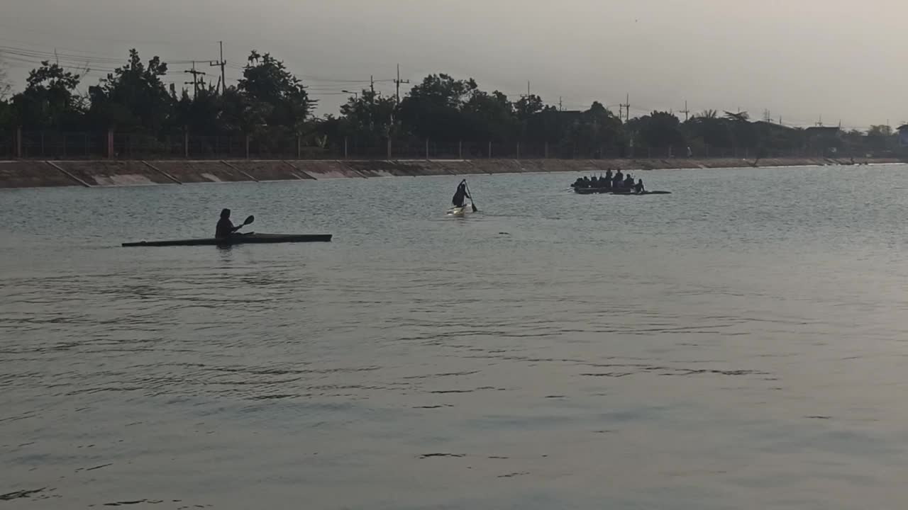 帆船运动员练习的剪影视频素材