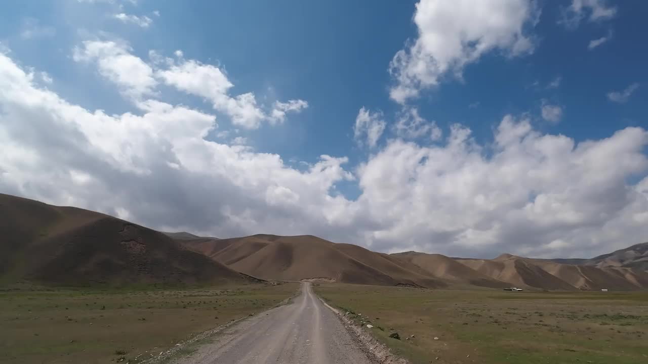 在崎岖的土路上开车到山口。汽车的观点视频素材