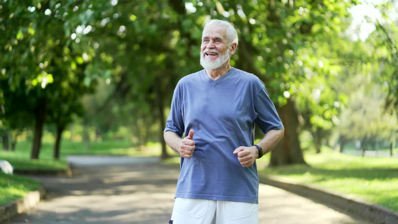 老年成人活跃的白发大胡子男子患有胃痛视频素材