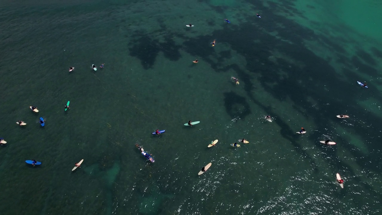 巴东巴东海滩，海浪和冲浪者在巴厘岛排队的鸟瞰图视频素材