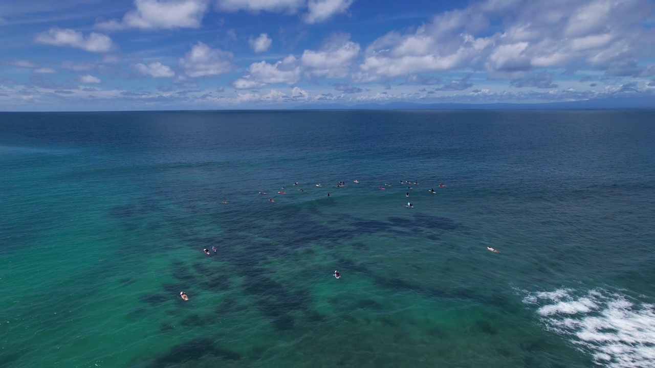 巴东巴东海滩，海浪和冲浪者在巴厘岛排队的鸟瞰图视频素材