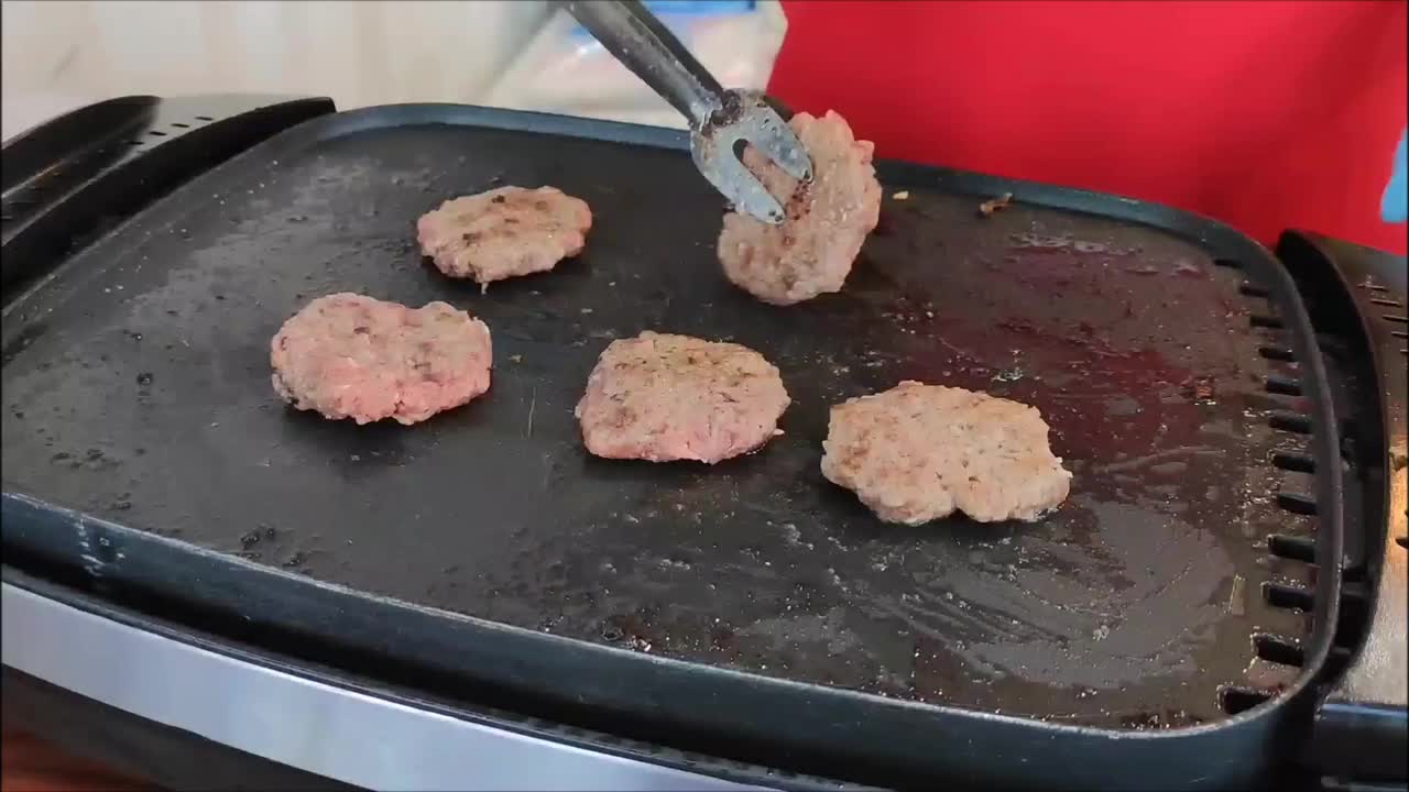 又圆又香的肉排在烤架上油炸视频素材