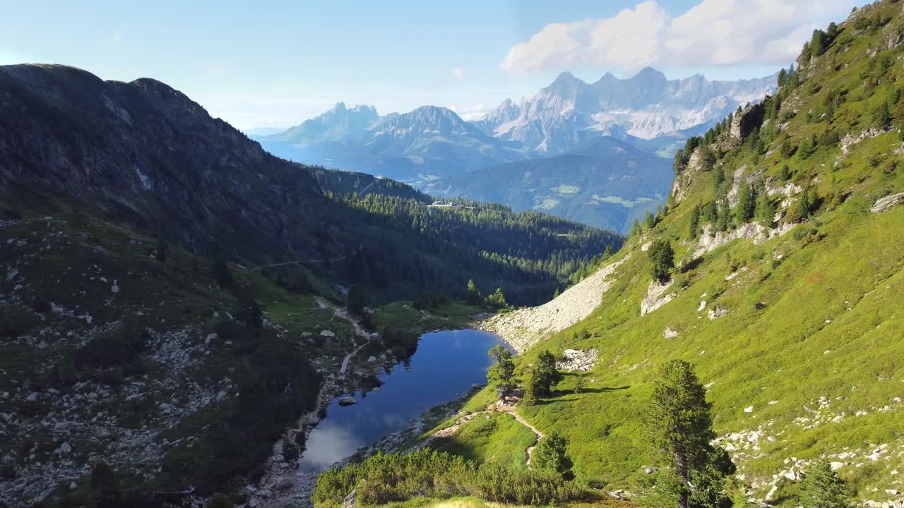 水晶般清澈的Spiegelsee湖，背景是令人惊叹的Dachstein山脉视频素材