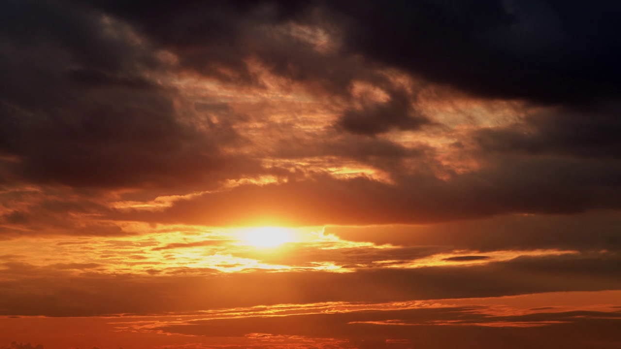 夕阳在景观上投下长长的阴影，增加了场景的深度和维度视频素材