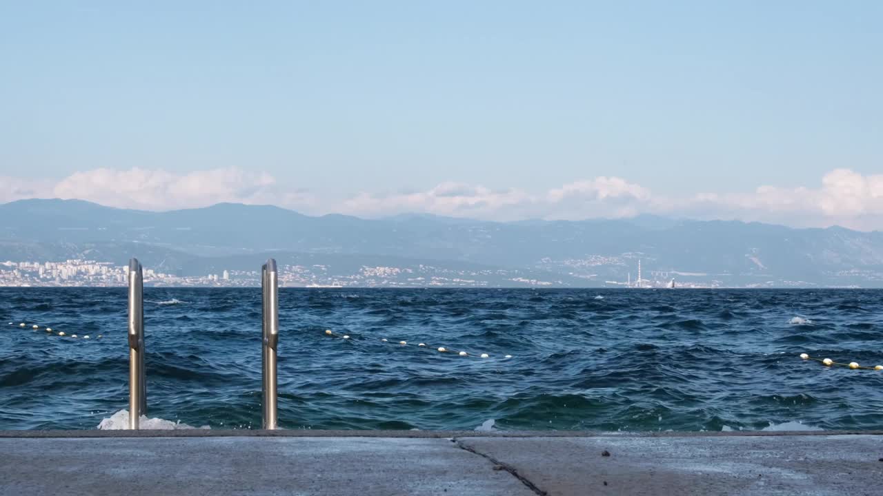 海滩楼梯栏杆被高而强大的海浪击中视频素材