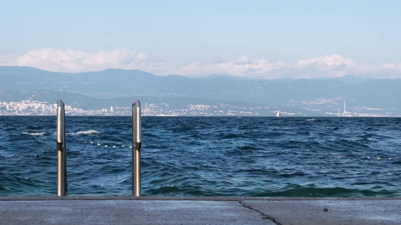 海滩楼梯栏杆被高而强大的海浪击中视频素材