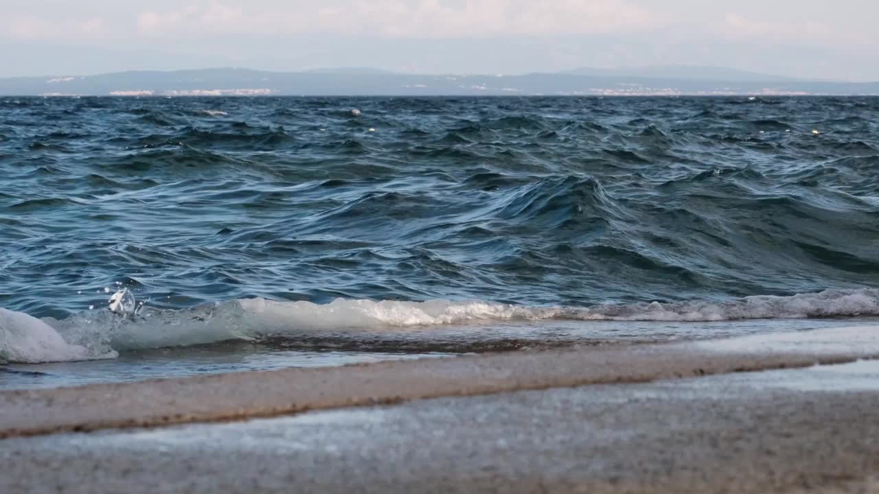 强大的海浪冲击着海岸视频素材