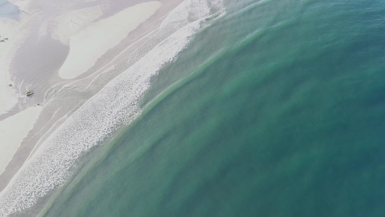 海浪和海滩鸟瞰图视频素材