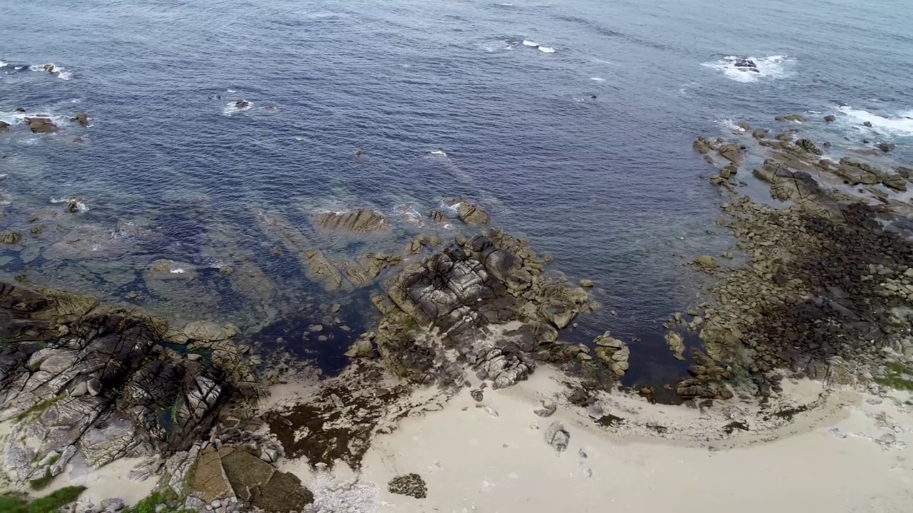 无人机拍摄的岩石海滩海景视频素材