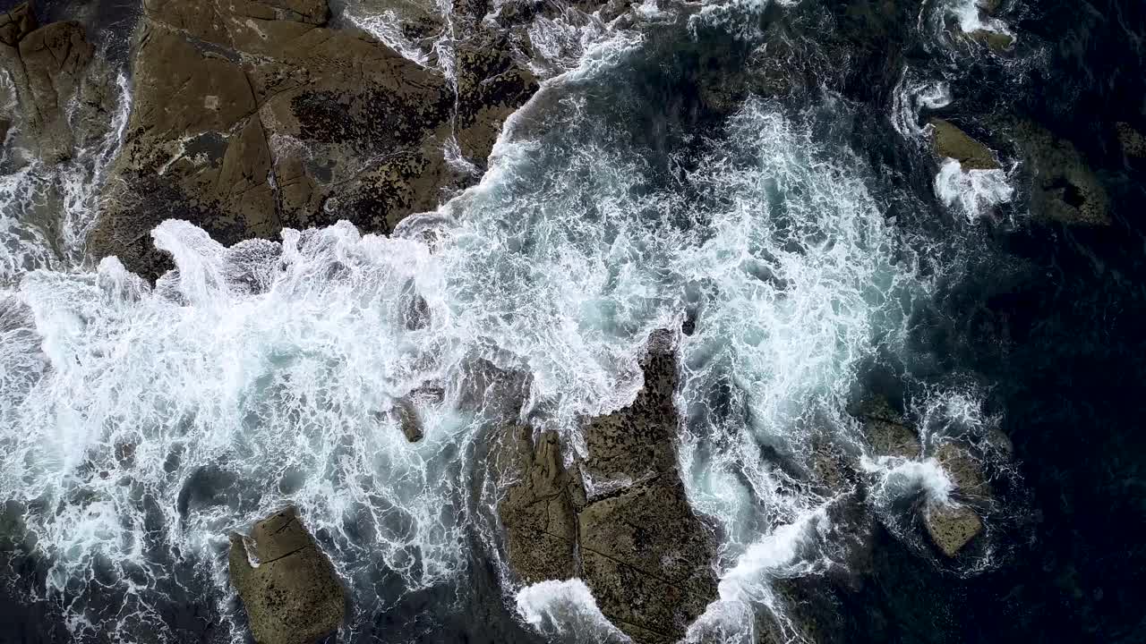 海浪冲击海岸岩石的航拍画面视频素材