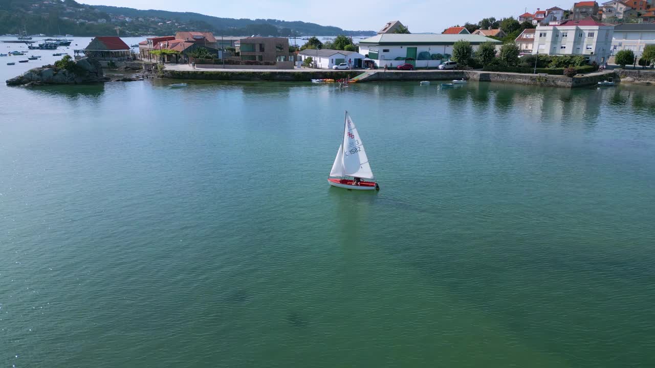 夏季航行在蓝色大海上的帆船鸟瞰图视频素材