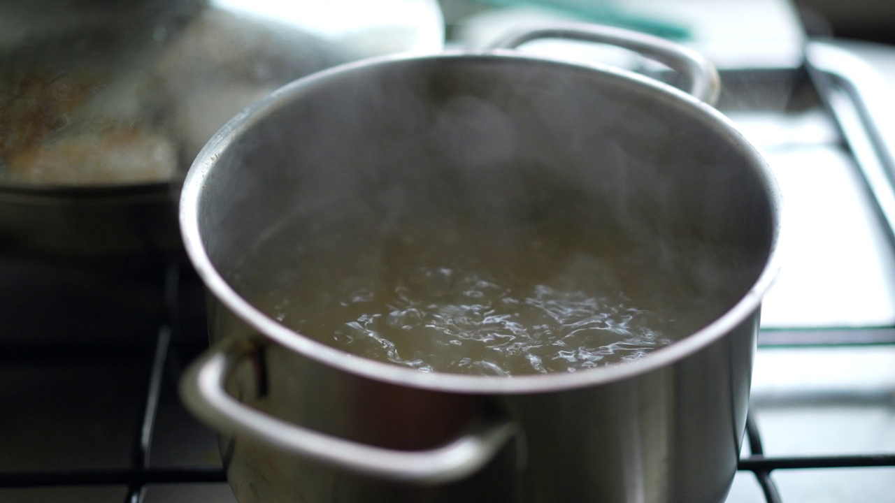 大锅里沸腾的水，准备食物的特写视频素材