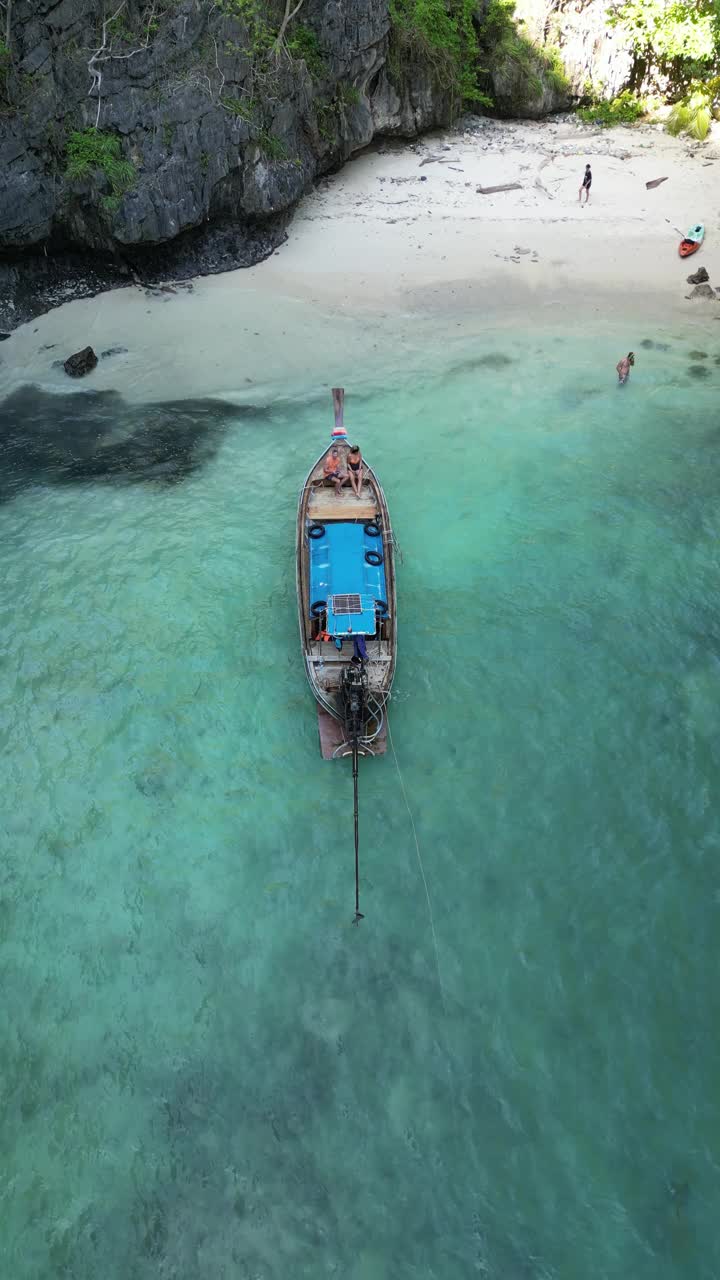 无人机在泰国皮皮岛王龙湾拍摄的画面视频素材