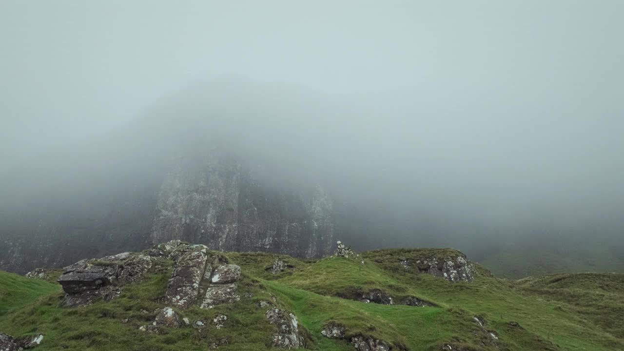 雨云在山顶上翻滚视频下载