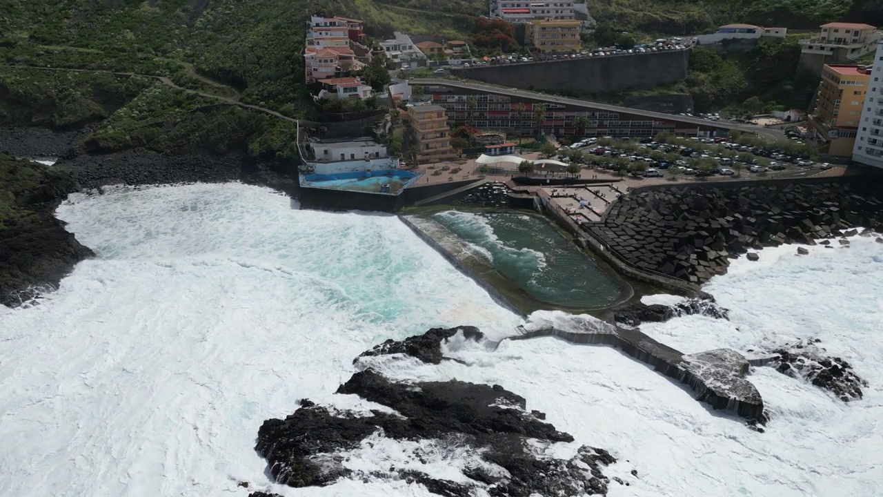 在西班牙加那利群岛特内里费岛的梅萨德尔玛，海浪冲击着海洋水池视频素材