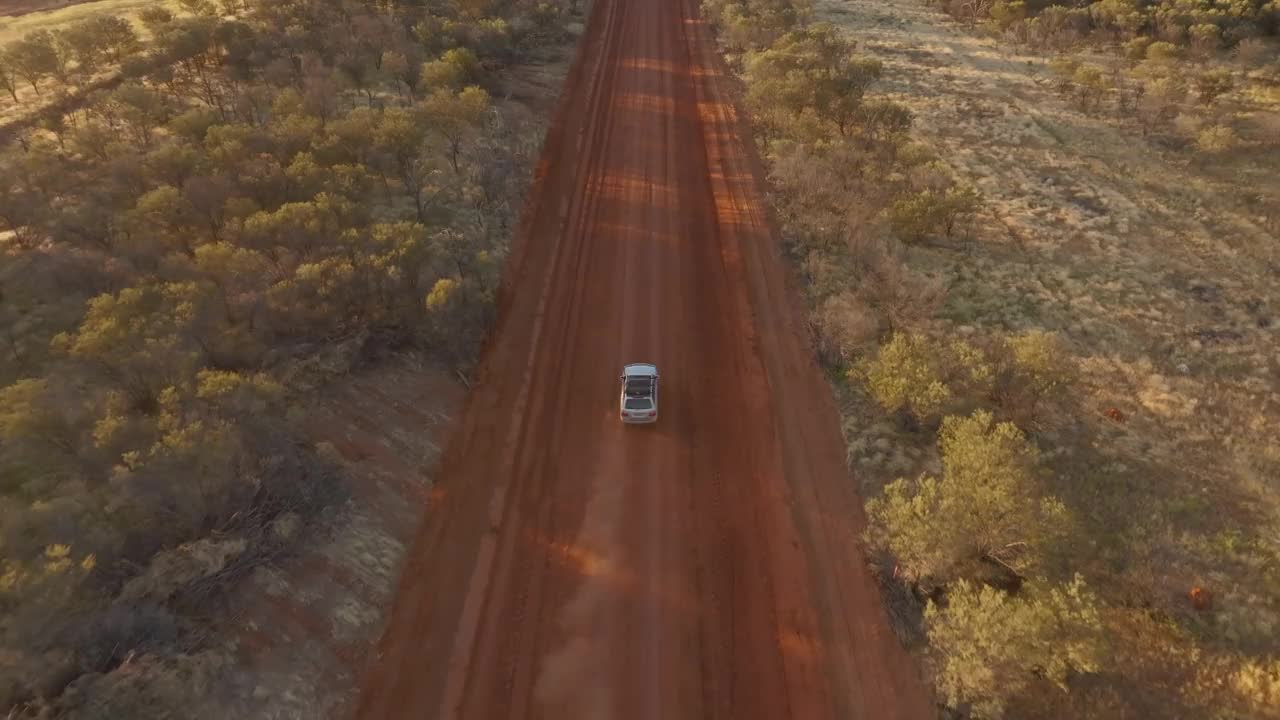 这是一辆4x4越野车在澳大利亚北领地Tanami路上行驶的高角度视频视频素材