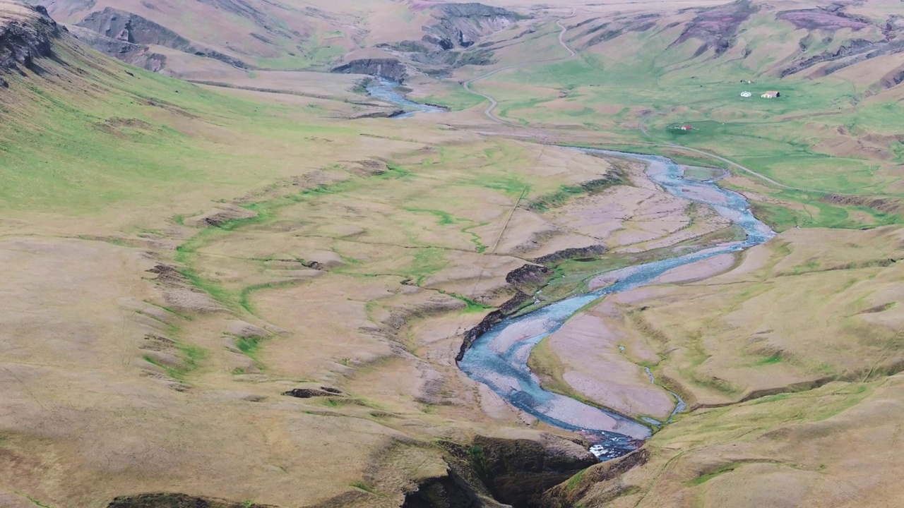 冰岛峡谷的航拍照片，峡谷中有一条河。Fjaðrargljufur峡谷视频素材