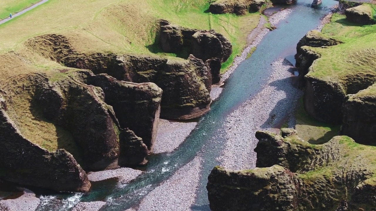 冰岛峡谷的航拍照片，峡谷中有一条河。Fjaðrargljufur峡谷视频素材