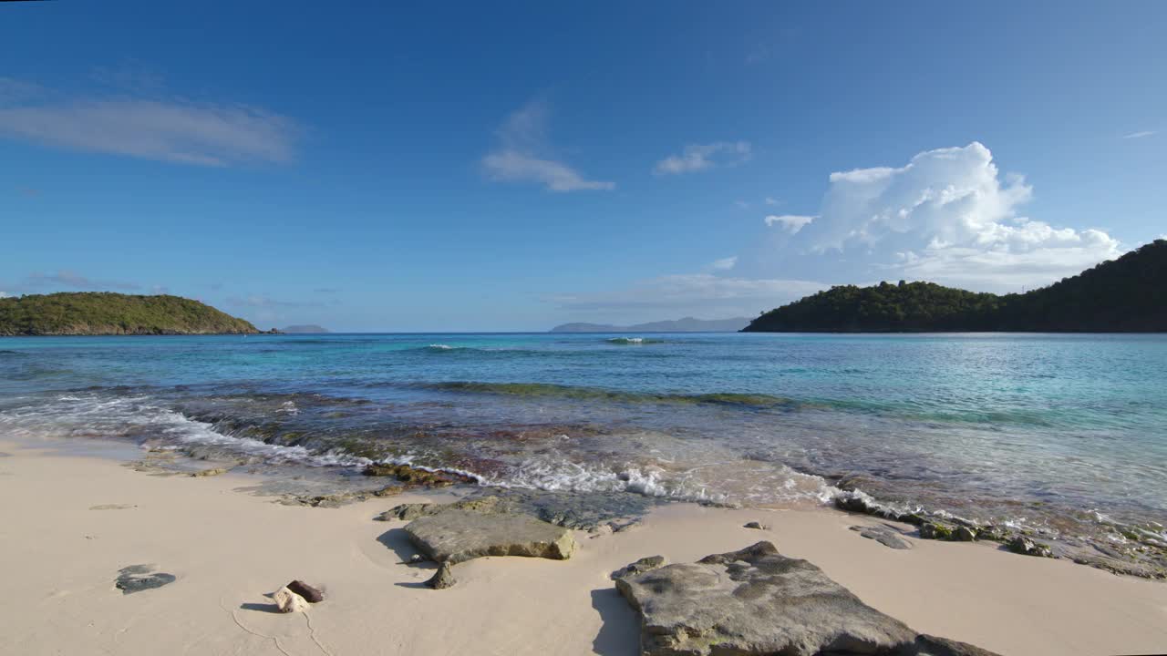 圣约翰霍克斯尼斯特湾海滩的海岸线视频下载