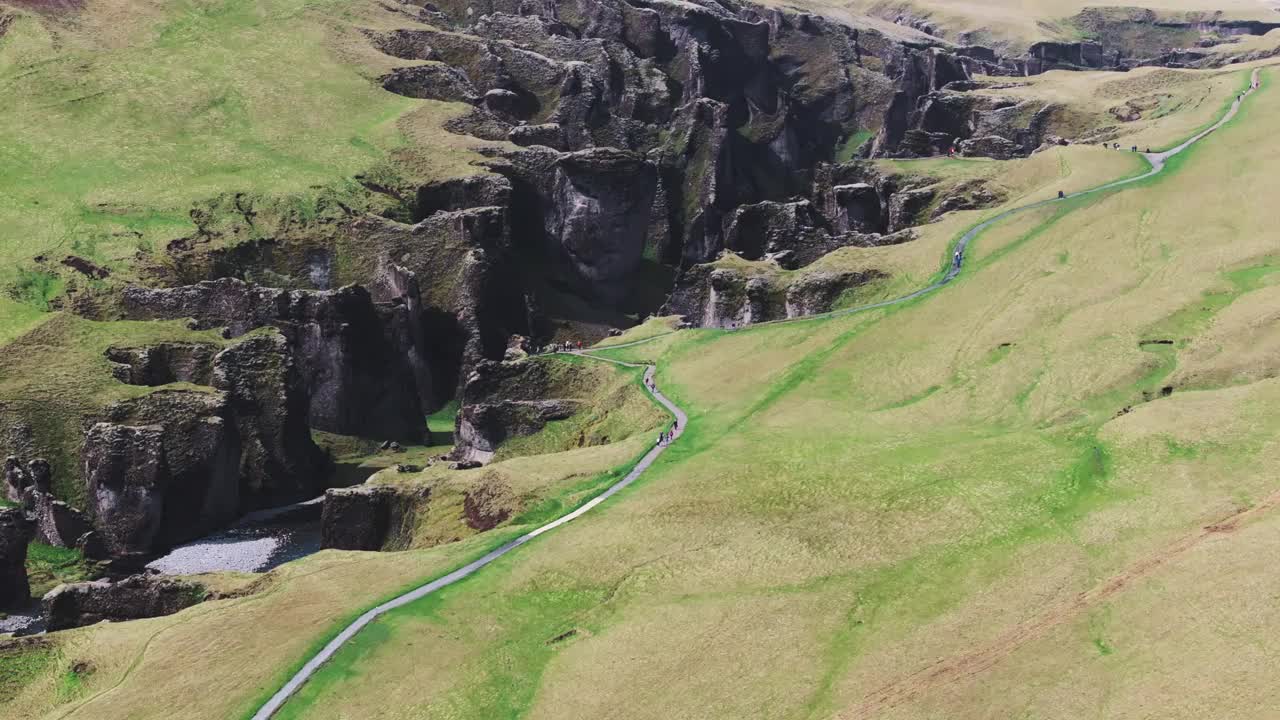 冰岛峡谷的航拍照片，峡谷中有一条河。Fjaðrargljufur峡谷视频素材