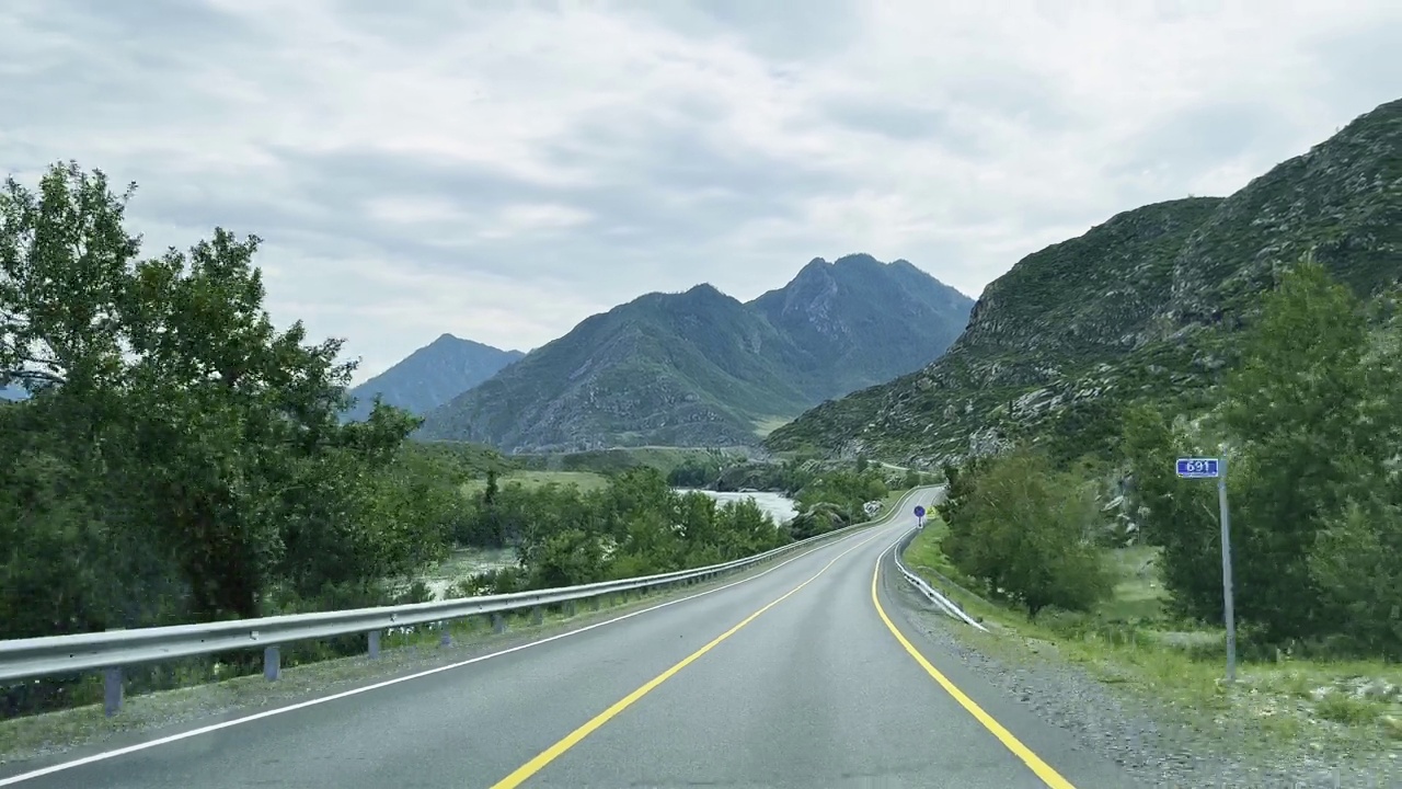 汽车行驶在山路上，景色壮丽。开车旅行。美丽的大自然。视频素材