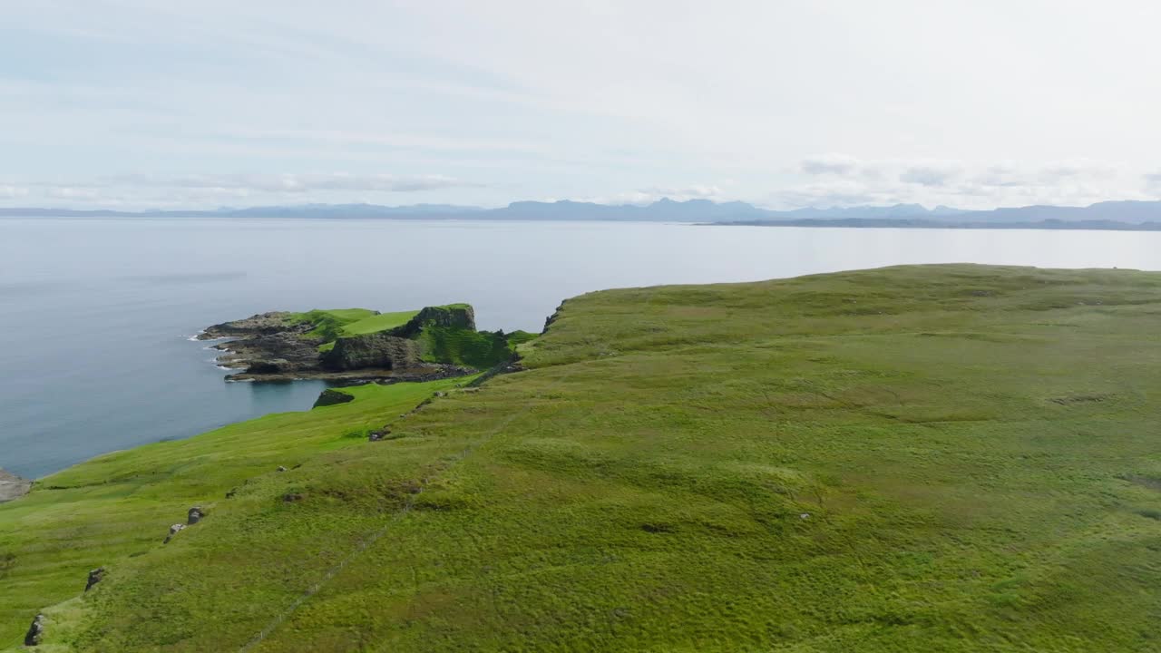 沿海景观和兄弟点，在斯凯岛，内赫布里底群岛，苏格兰，英国视频素材